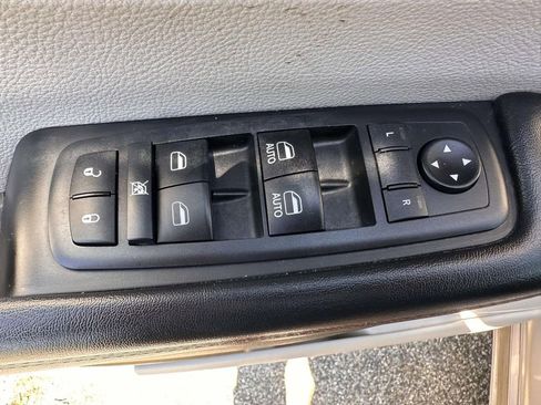 Used 2018 Chrysler Pacifica Touring-L FWD image 9