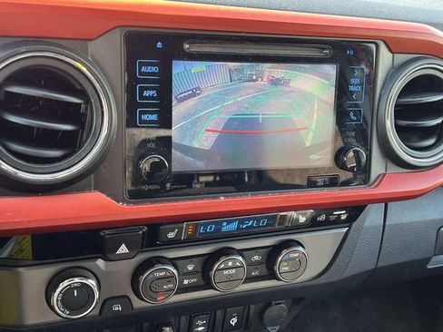 Used 2017 Toyota Tacoma TRD Off-Road image 19