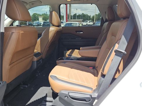 Used 2024 Nissan Pathfinder Platinum FWD image 4