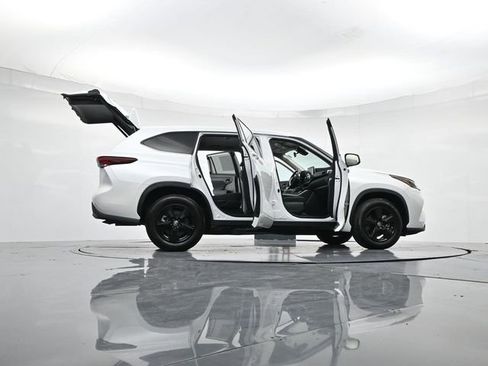 Used 2024 Toyota Highlander LE image 52