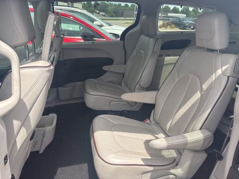 Used 2017 Chrysler Pacifica Limited FWD image 3