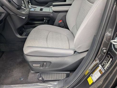 Used 2025 Toyota Sienna LE image 4