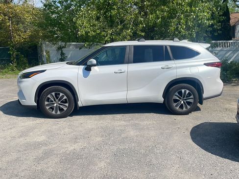 Used 2023 Toyota Highlander XLE AWD/4WD image 5