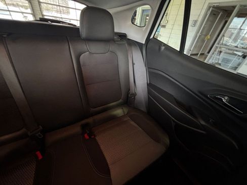 Used 2025 Chevrolet Trax LT image 37