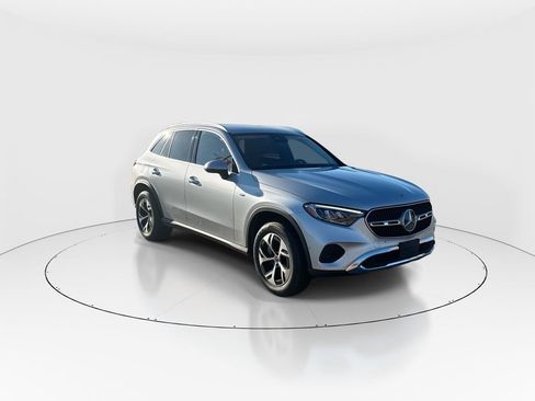 Used 2025 Mercedes-Benz GLC 350e 4MATIC image 2