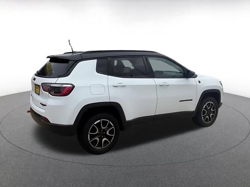 Used 2025 Jeep Compass Trailhawk AWD/4WD image 13