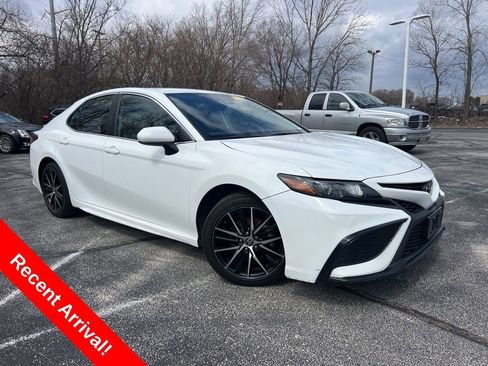 Used 2021 Toyota Camry SE image 1