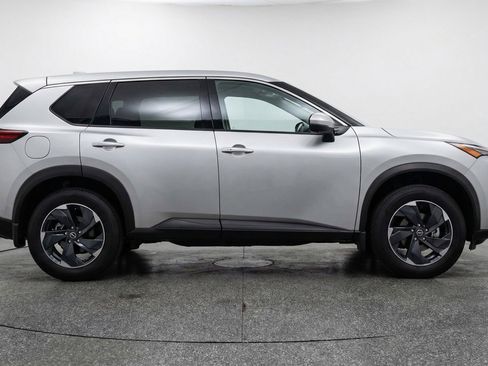 Used 2025 Nissan Rogue SV image 11