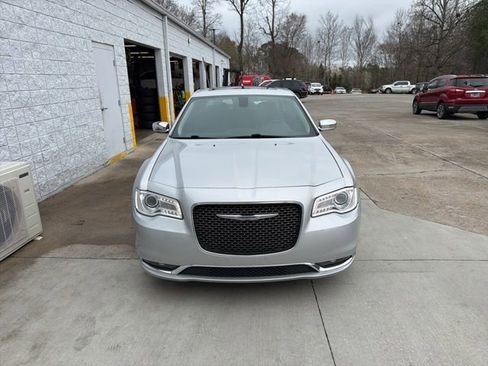 Used 2020 Chrysler 300 Limited image 2