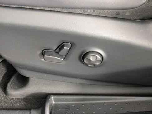 Certified 2025 Chrysler Pacifica Select image 12