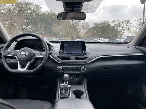 Used 2025 Nissan Altima 2.5 SV image 18