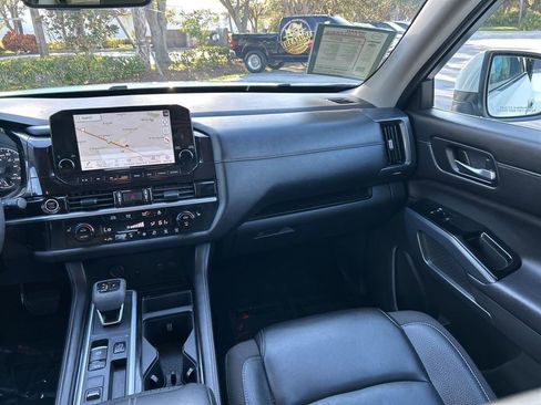 Used 2024 Nissan Pathfinder SL image 16