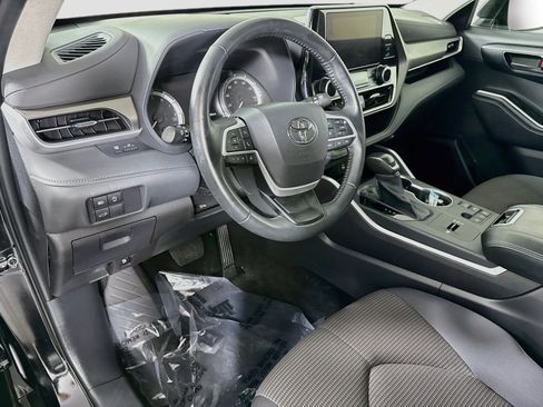 Used 2025 Toyota Highlander LE FWD image 23