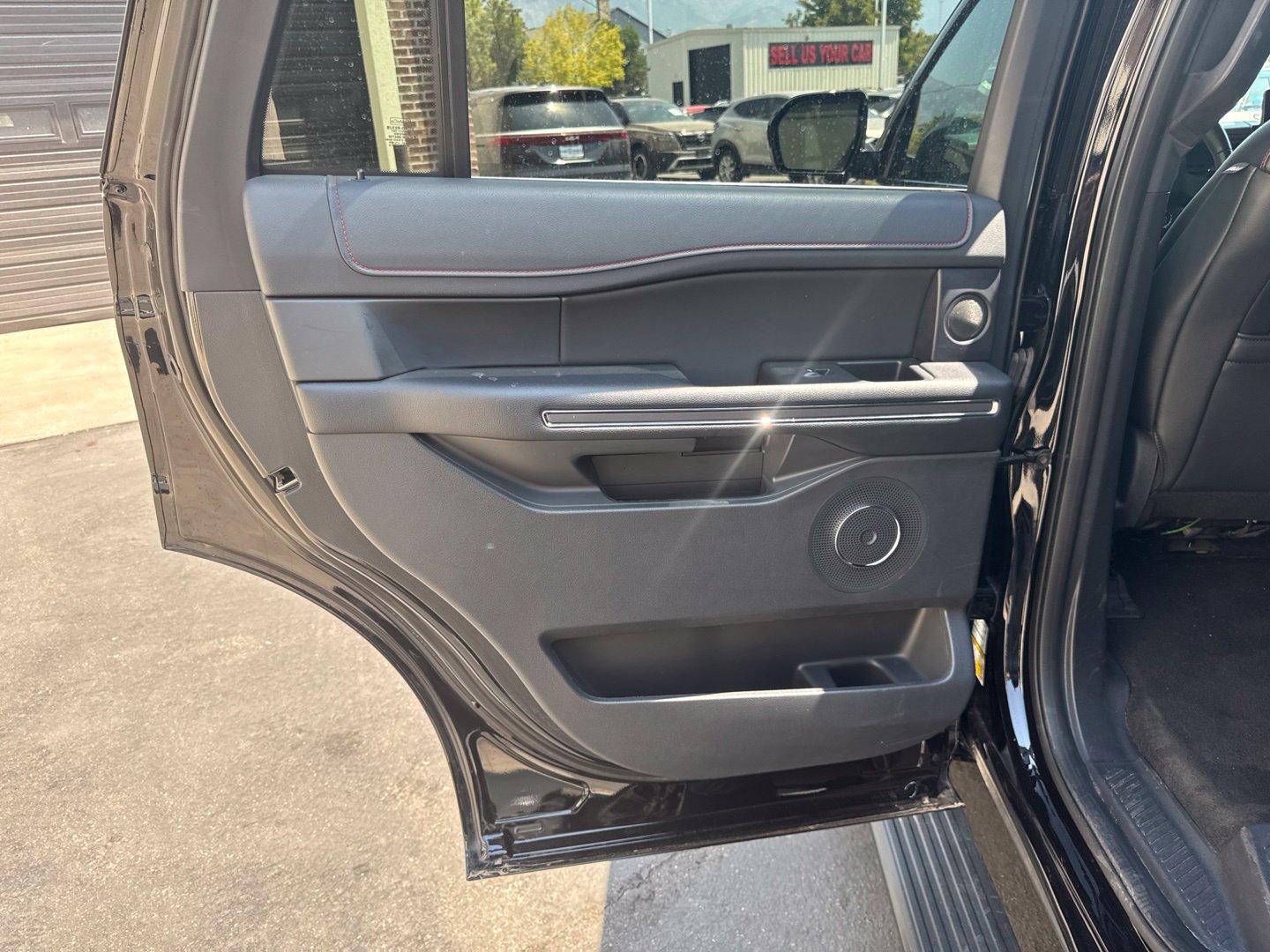Used 2024 Ford Expedition Limited AWD/4WD image 18