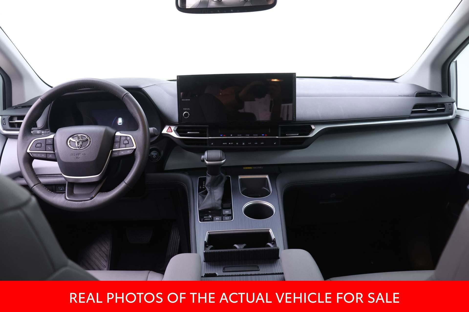 Used 2025 Toyota Sienna XLE FWD image 5
