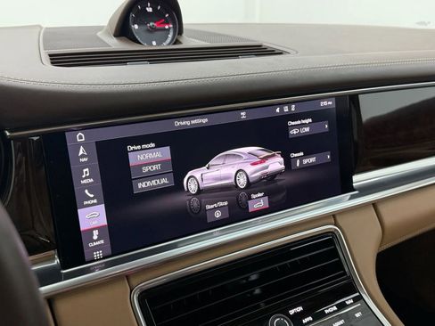 Used 2020 Porsche Panamera image 33