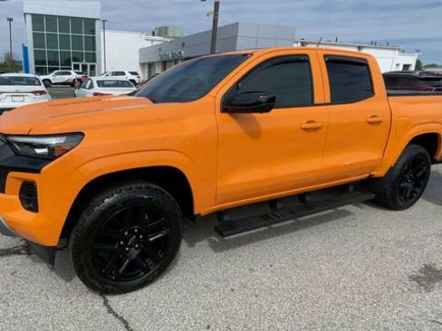 Used 2025 Chevrolet Colorado Z71 w/ Technology Package AWD/4WD image 6
