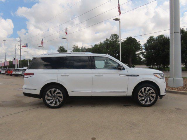 Used 2023 Lincoln Navigator Reserve AWD/4WD image 7