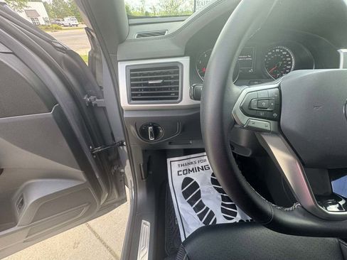 Used 2021 Volkswagen Atlas Cross Sport SE image 17