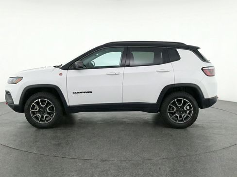 Used 2025 Jeep Compass Trailhawk image 5
