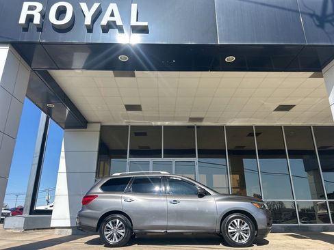 Used 2019 Nissan Pathfinder SV image 1