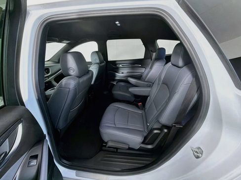 Used 2024 Buick Enclave Essence FWD image 23
