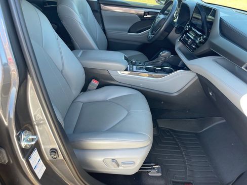 Used 2022 Toyota Highlander Limited image 19