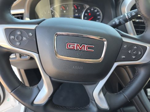 Used 2023 GMC Acadia SLT image 17