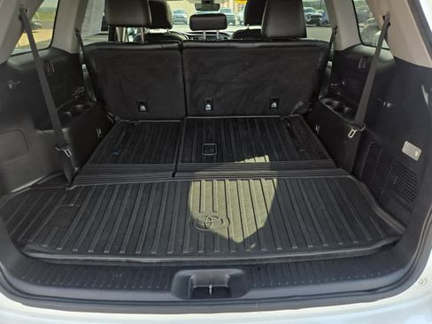 Used 2019 Toyota Highlander XLE AWD/4WD image 18