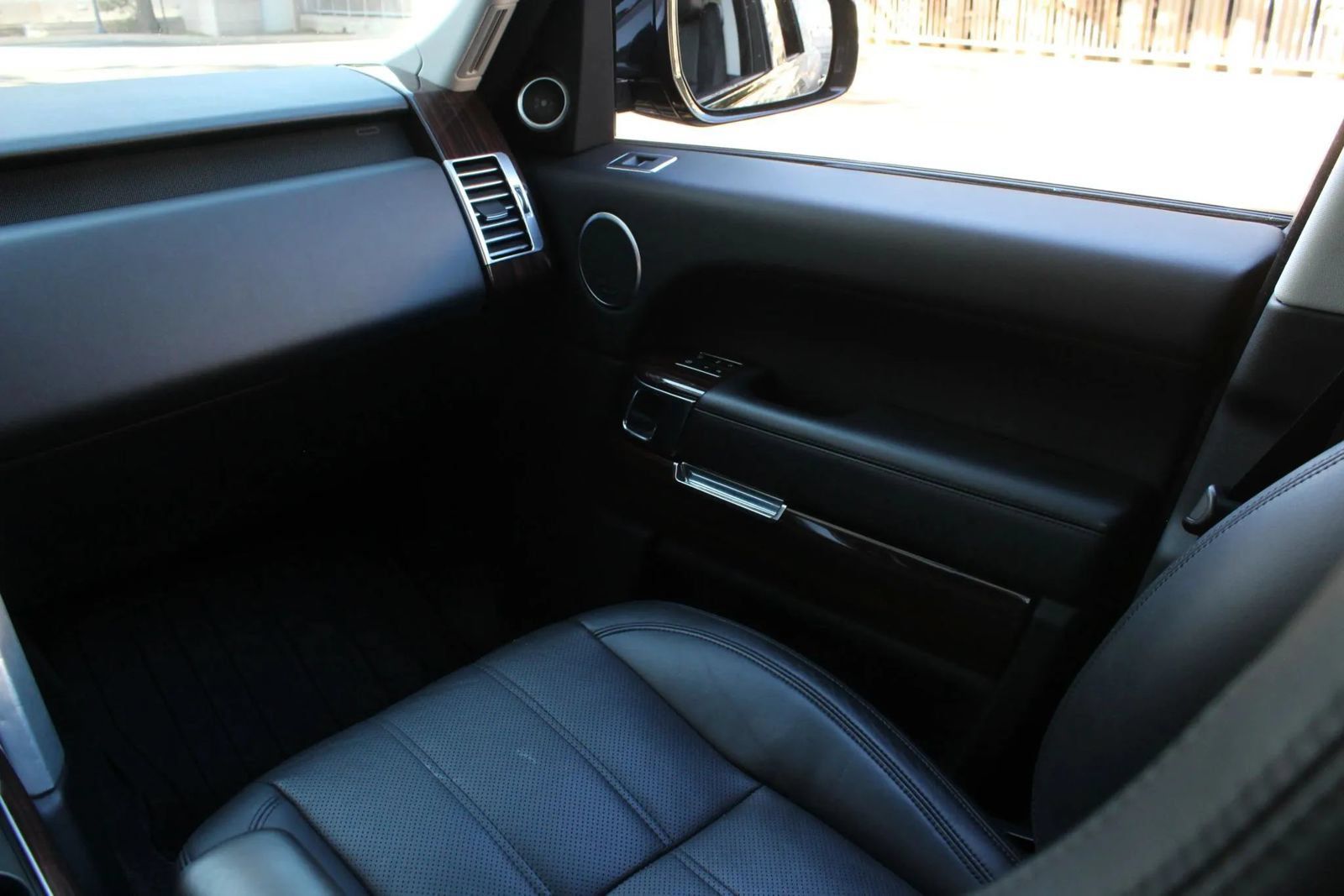 Used 2015 Land Rover Range Rover Supercharged AWD/4WD image 25