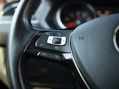 Used 2019 Volkswagen Tiguan SEL image 6