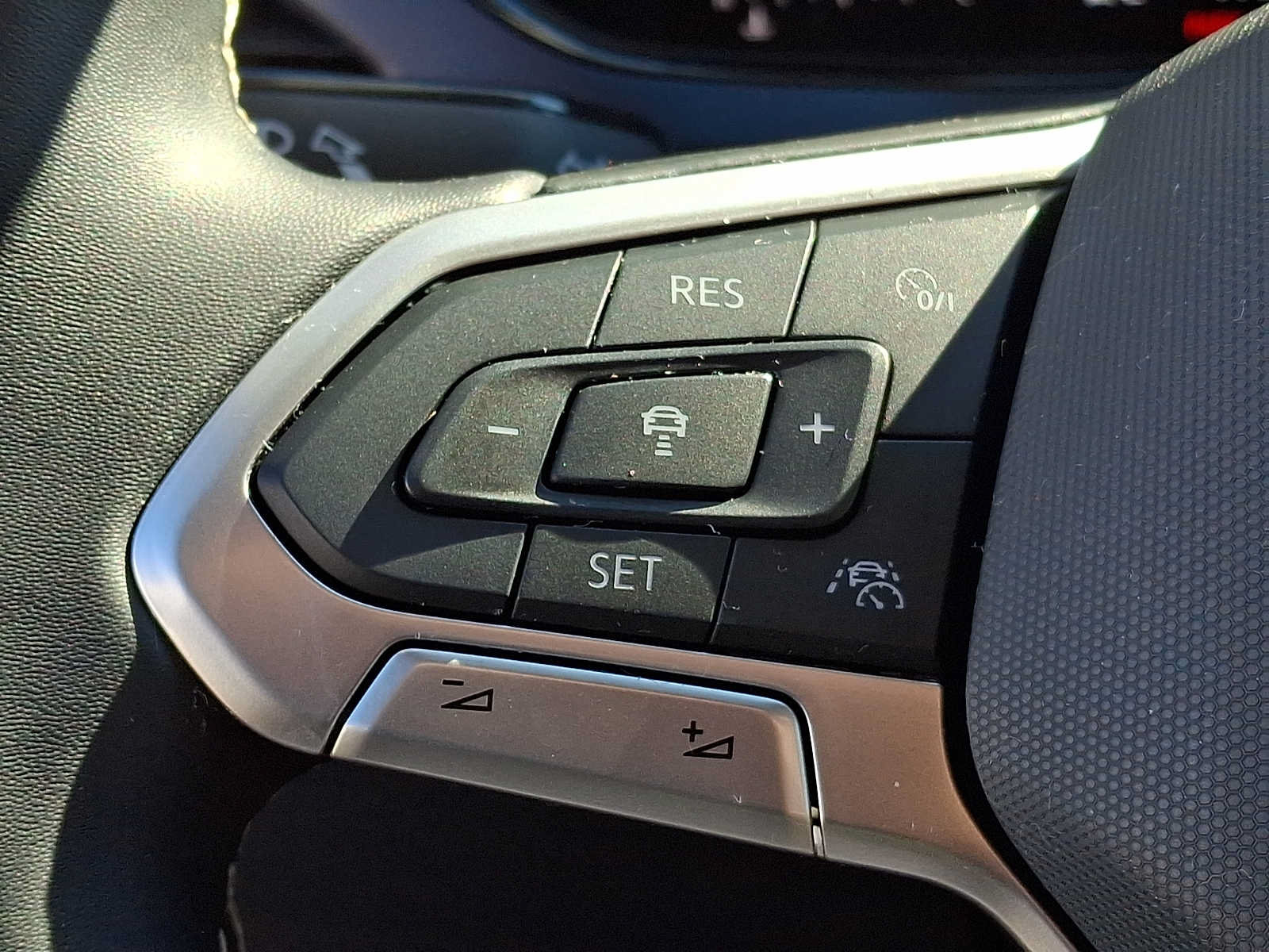 Used 2024 Volkswagen Taos SE w/ Panoramic Sunroof Package FWD image 18