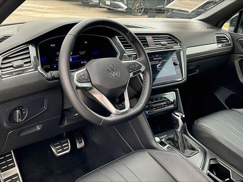 Used 2023 Volkswagen Tiguan SE R-Line image 17
