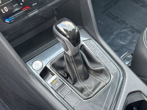 Used 2024 Volkswagen Tiguan SE w/ Panoramic Sunroof Package FWD image 19