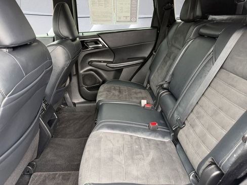 Used 2022 Mitsubishi Outlander SE image 14