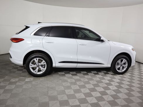 Used 2025 Audi Q5 Premium w/ Convenience Package image 4