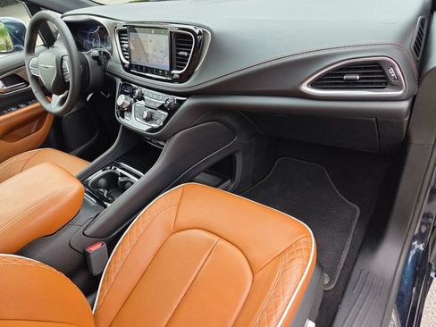 Certified 2024 Chrysler Pacifica Pinnacle FWD image 17