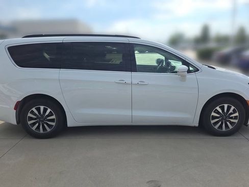 Used 2022 Chrysler Pacifica Touring-L FWD image 6