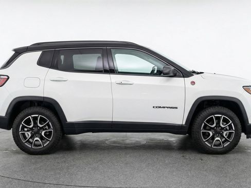 Used 2025 Jeep Compass Trailhawk AWD/4WD image 11