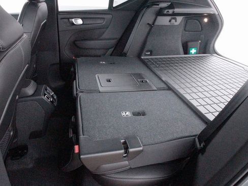 Certified 2025 Volvo XC40 B5 Core w/ Climate Package image 31