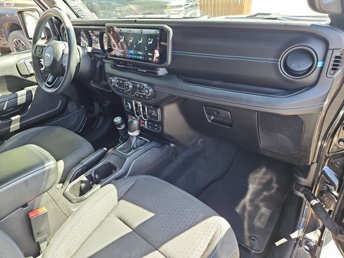 Used 2024 Jeep Wrangler Unlimited Rubicon 4xe w/ Technology Group AWD/4WD image 17
