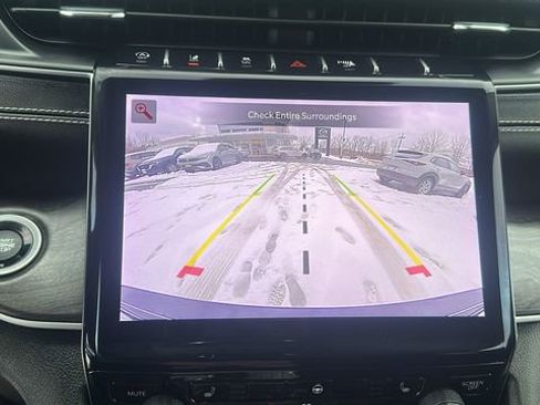 Used 2023 Jeep Grand Cherokee Limited image 12