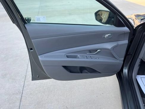 Used 2025 Hyundai Elantra Hybrid FWD image 11