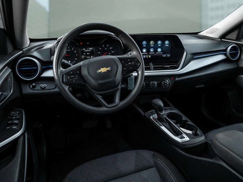 Used 2025 Chevrolet Trax LS image 4