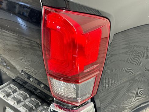 Used 2021 Toyota Tacoma SR5 RWD image 31