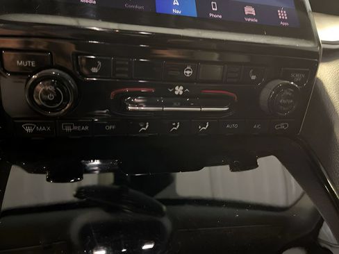 Used 2023 Jeep Grand Cherokee Limited AWD/4WD image 18