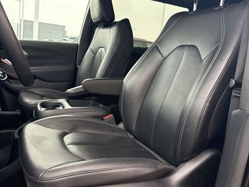 Used 2025 Chrysler Pacifica Select image 12