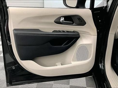 Used 2023 Chrysler Pacifica Touring-L FWD image 19