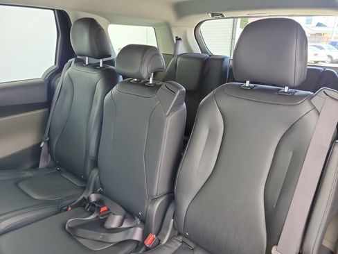 Used 2025 Kia Carnival FWD image 12