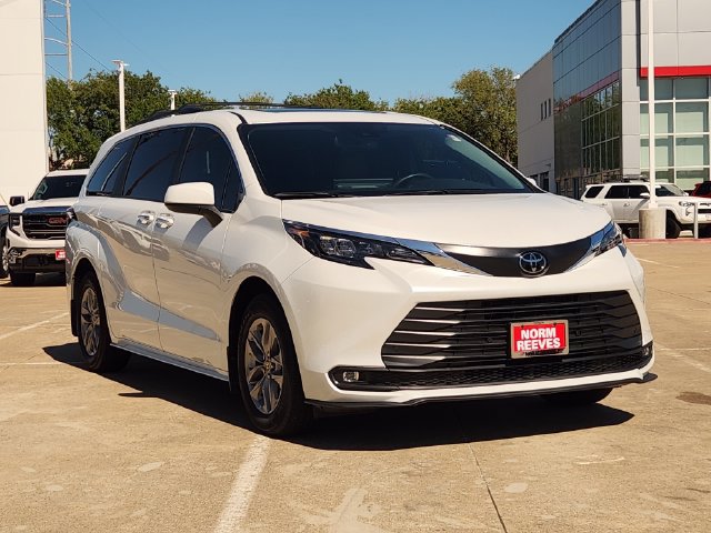 Used 2026 Toyota Sienna XLE FWD image 2
